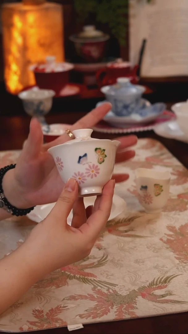 蝶戏雏影盖碗哈哈哈哈