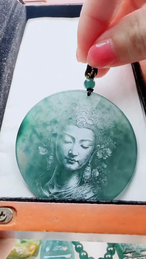 翡翠未镶嵌颈饰多样性发货其中一件