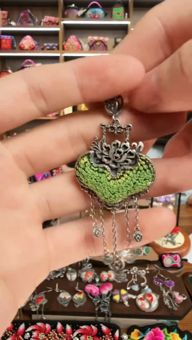 【闪购商品】织绣24蒙阿苏苗绣传承