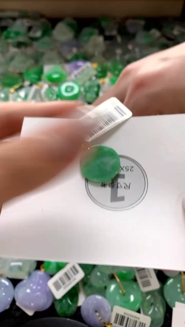 颈饰18K金镶嵌翡翠1111111111111111