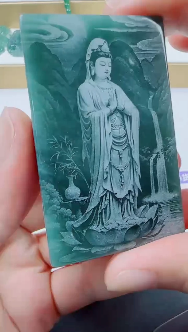 翡翠未镶嵌颈饰方观音