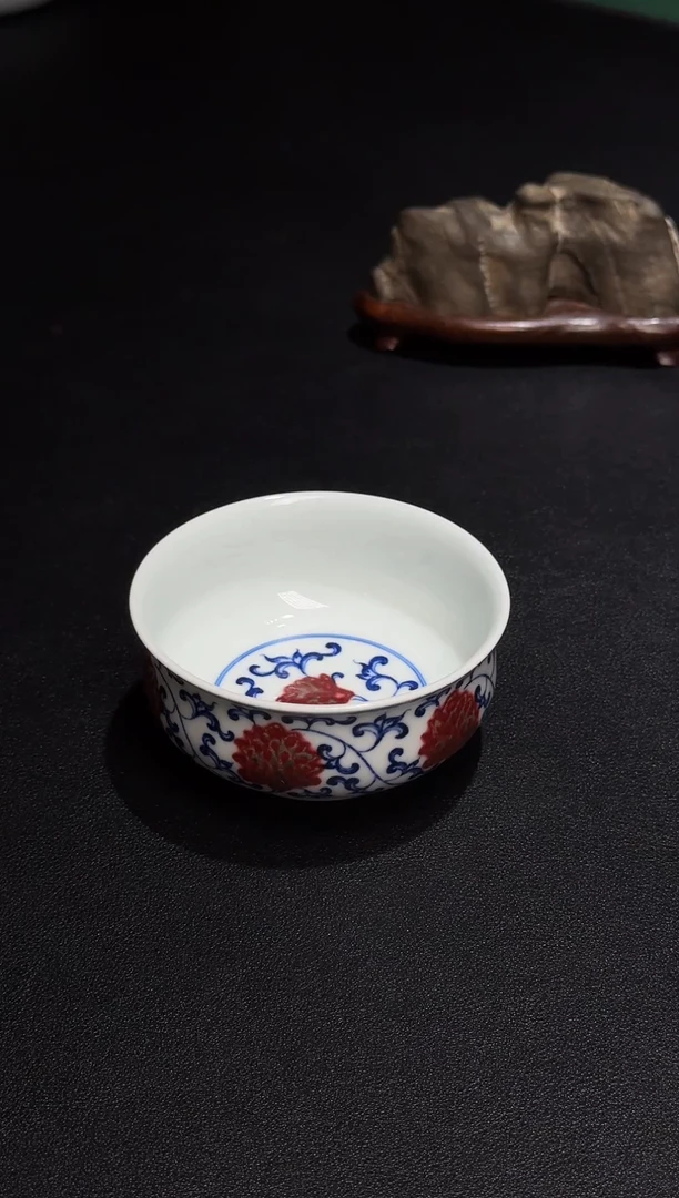 缠枝莲青花釉里红炉式杯