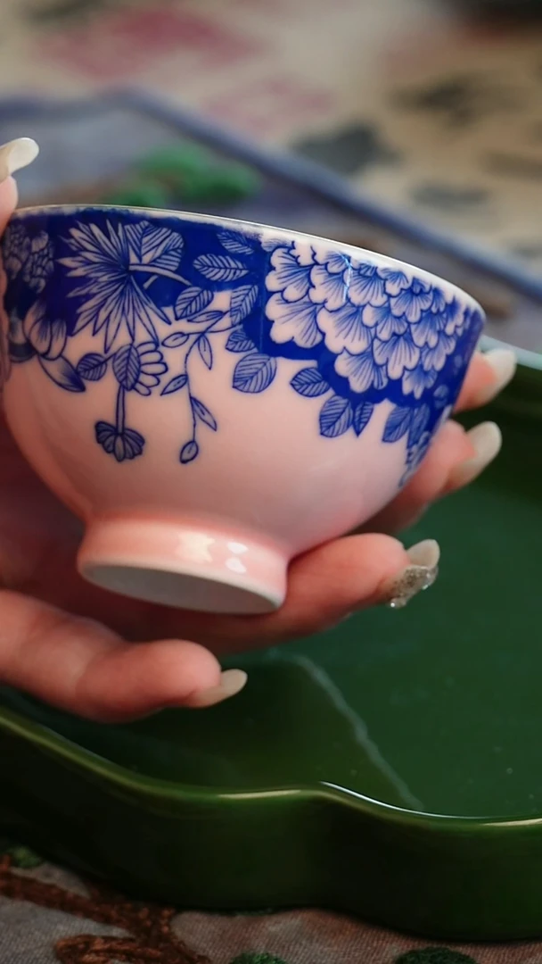 青花单色釉描金主人杯