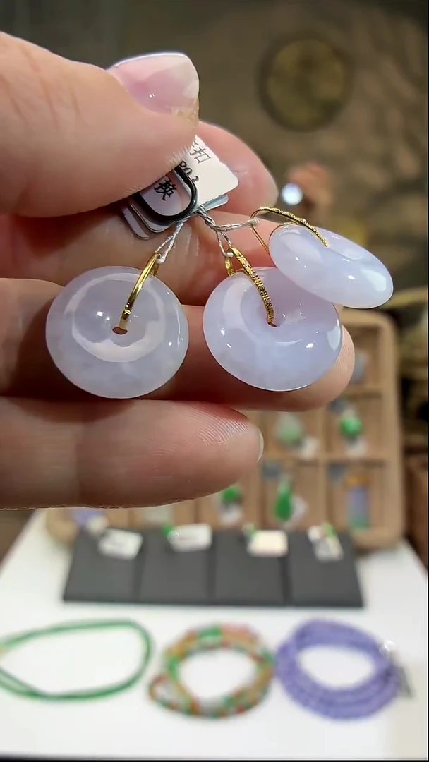 颈饰18K金镶嵌翡翠平安扣  多样性发其一