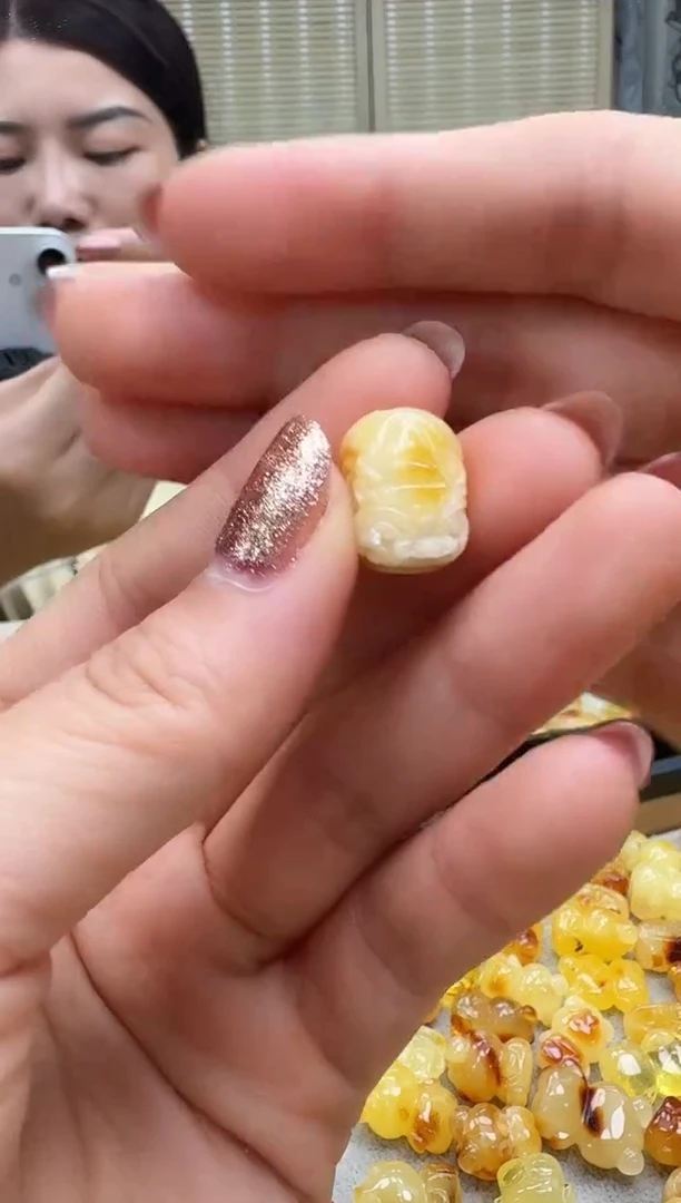 未镶嵌颈饰琥珀如图