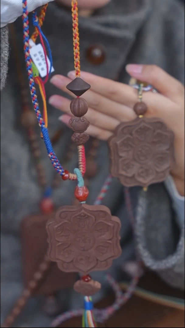 【闪购商品】泥塑次第花开六字真言特大号设计款脖挂