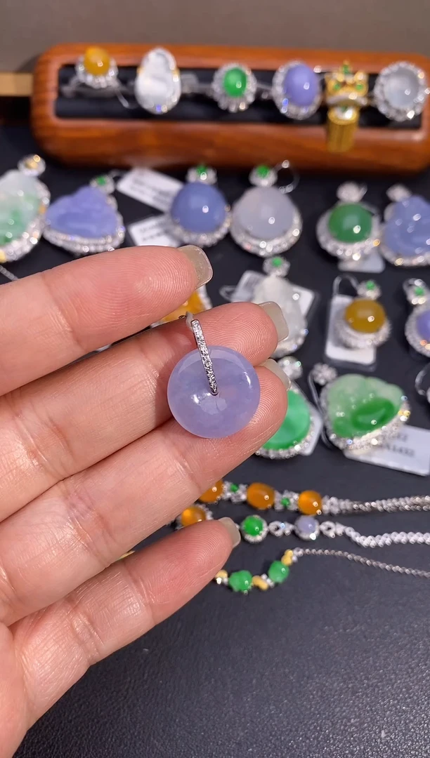 【闪购商品】翡翠颈饰18K金镶嵌吊坠