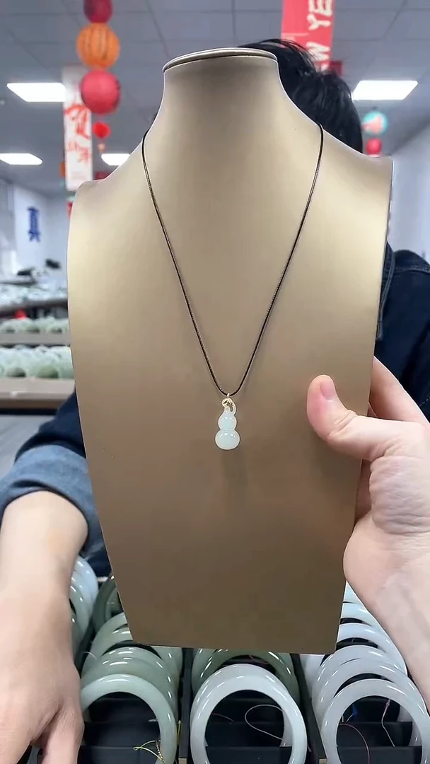 【闪购商品】和田玉颈饰18K金镶嵌葫芦吊坠一件