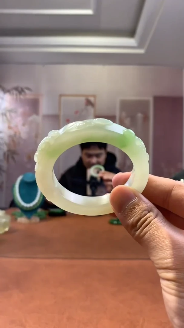 未镶嵌和田玉挂件高品翠青雕花手镯52