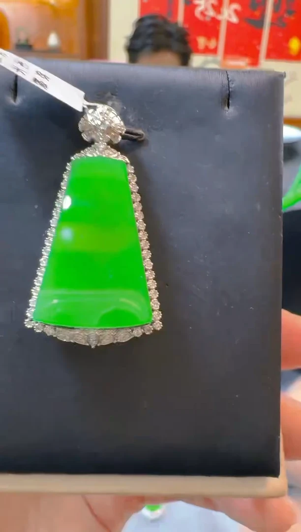吊坠(赠链)18K金镶嵌翡翠天然A货翡翠