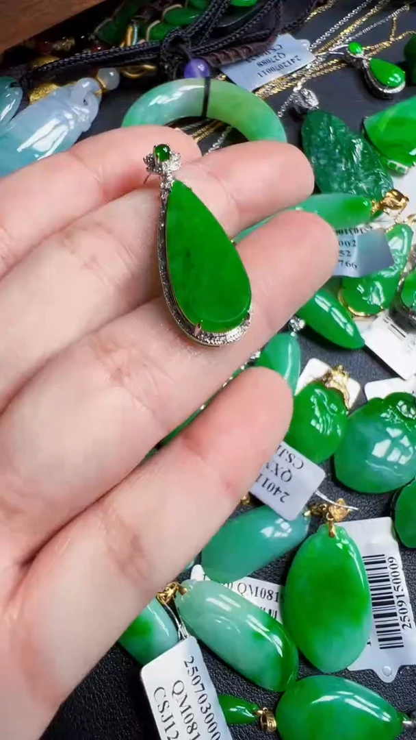 颈饰18K金镶嵌翡翠水滴