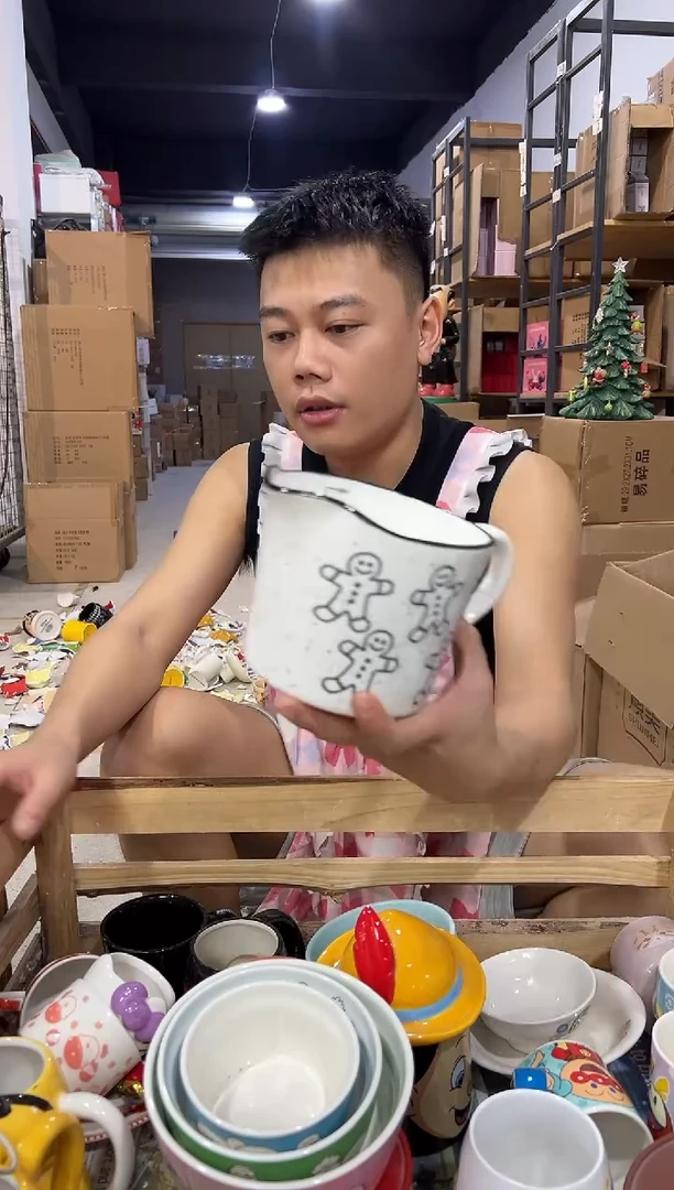 瓷片姜饼人奶壶