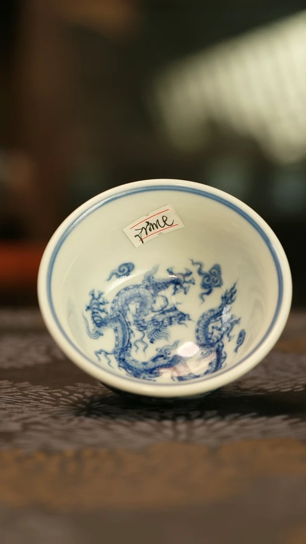 P****y仿明青花江崖海水龙纹压手杯