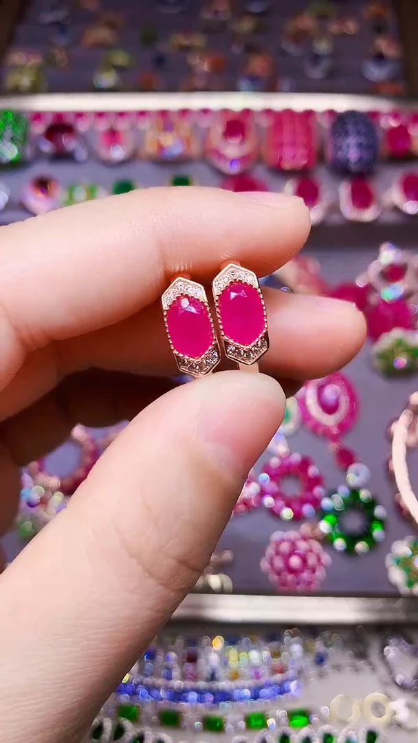 银S925镶嵌耳饰红宝石....