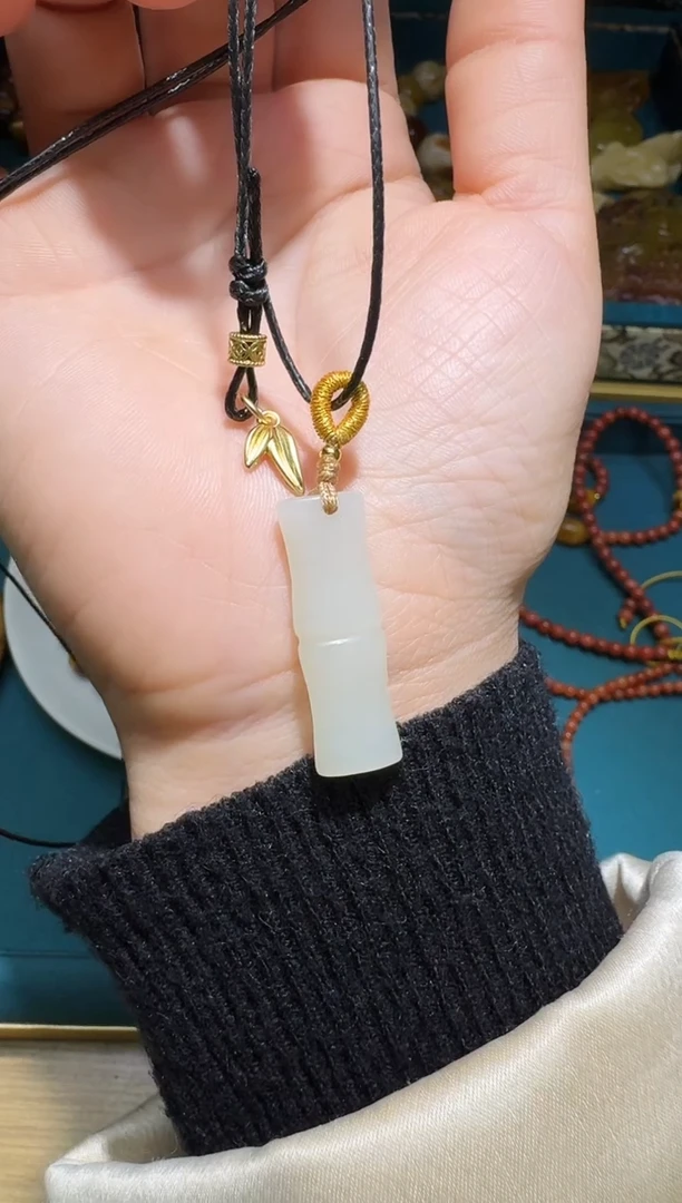 吊坠(赠链)未镶嵌和田玉多样性发一件 381