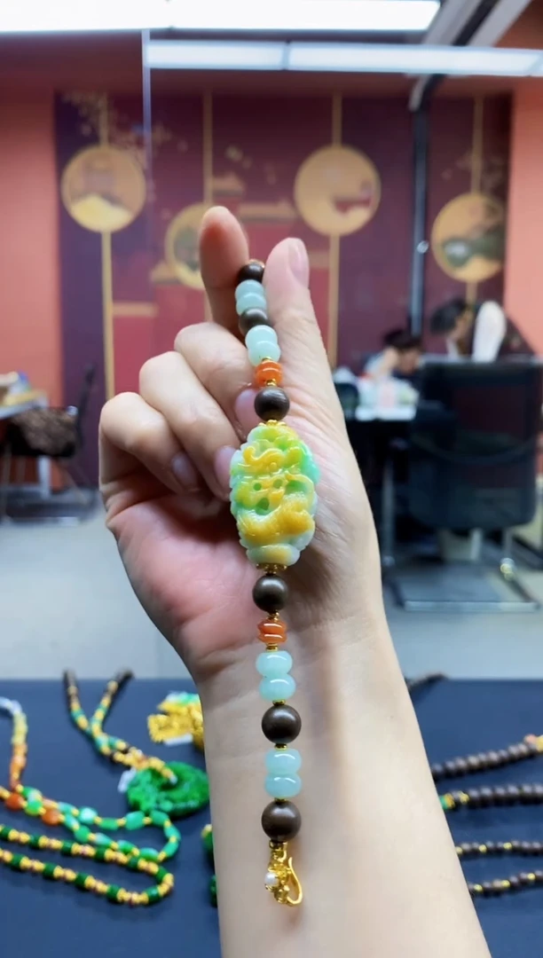 颈饰未镶嵌翡翠手串