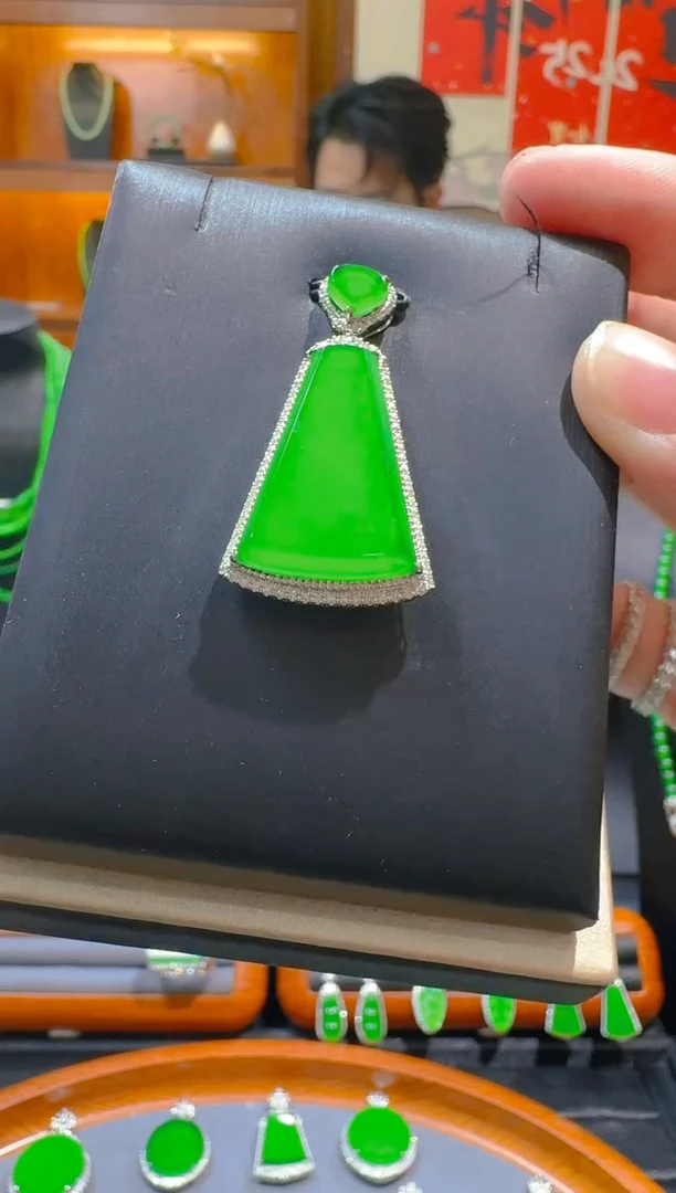 【闪购商品】翡翠吊坠(赠链)18K金镶嵌天然A货翡翠