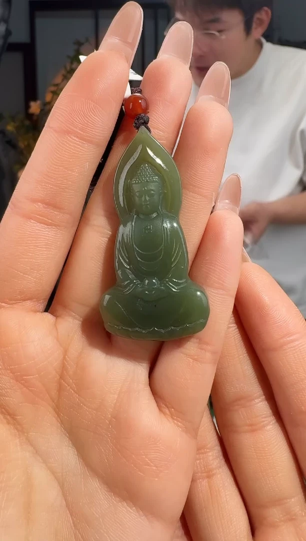 颈饰未镶嵌和田玉大日如来带黑点