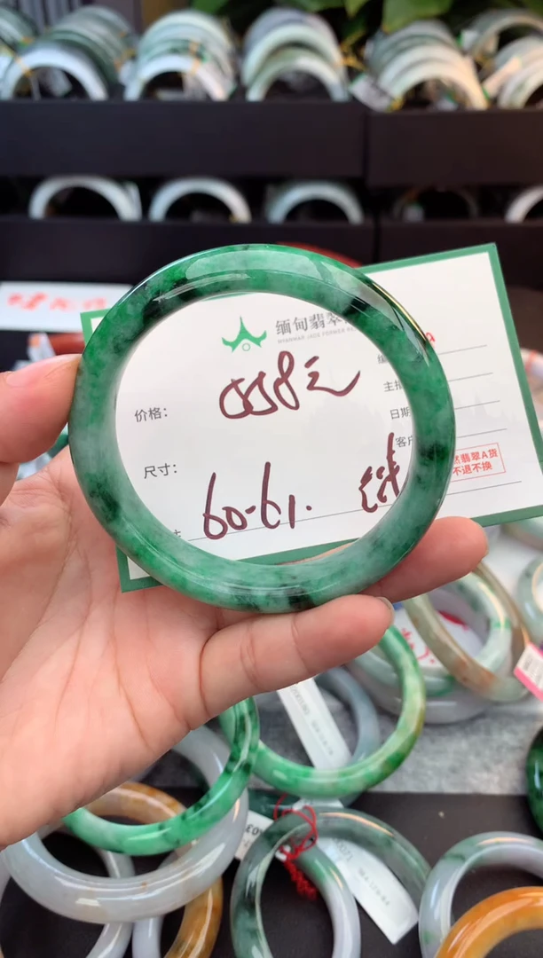 未镶嵌定制翡翠毛货需精细抛光+多人