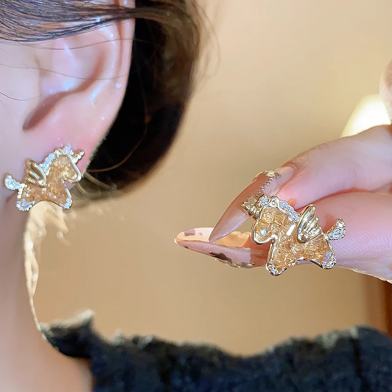 合金耳饰 时尚小飞马耳钉独特漂亮巨好看的耳饰女百搭高级感耳环