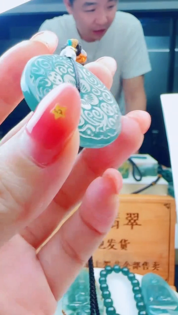 翡翠未镶嵌颈饰多样性发货其中一件