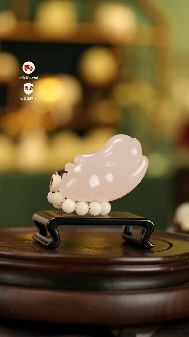 云南石樱花粉玉兔拜月手把件