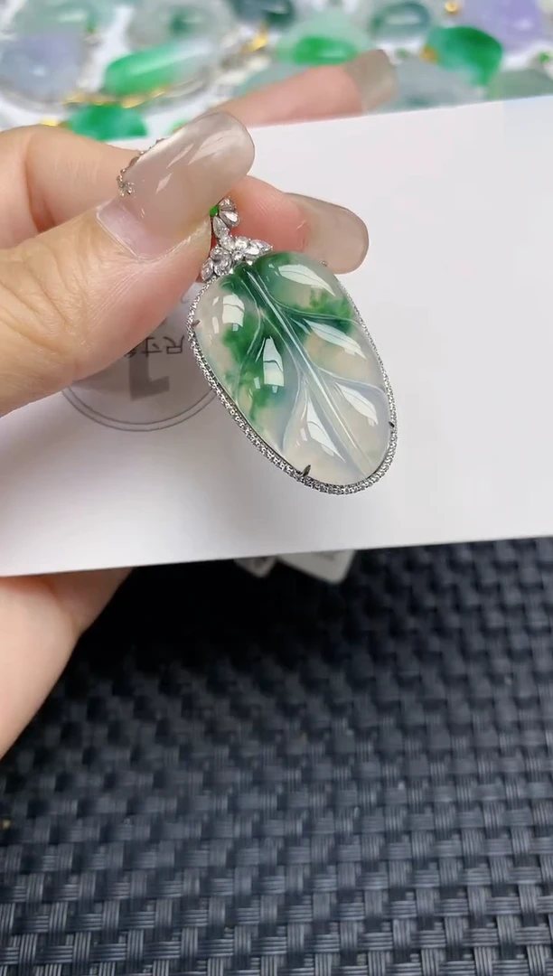 颈饰18K金镶嵌翡翠 天然缅甸A货翡翠百元以上9元证书费自理