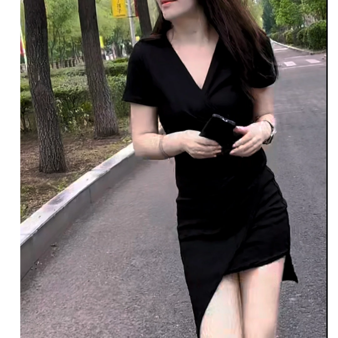 新款时尚洋气百搭连衣裙显瘦气质小黑裙夏季法式不规则开叉女款