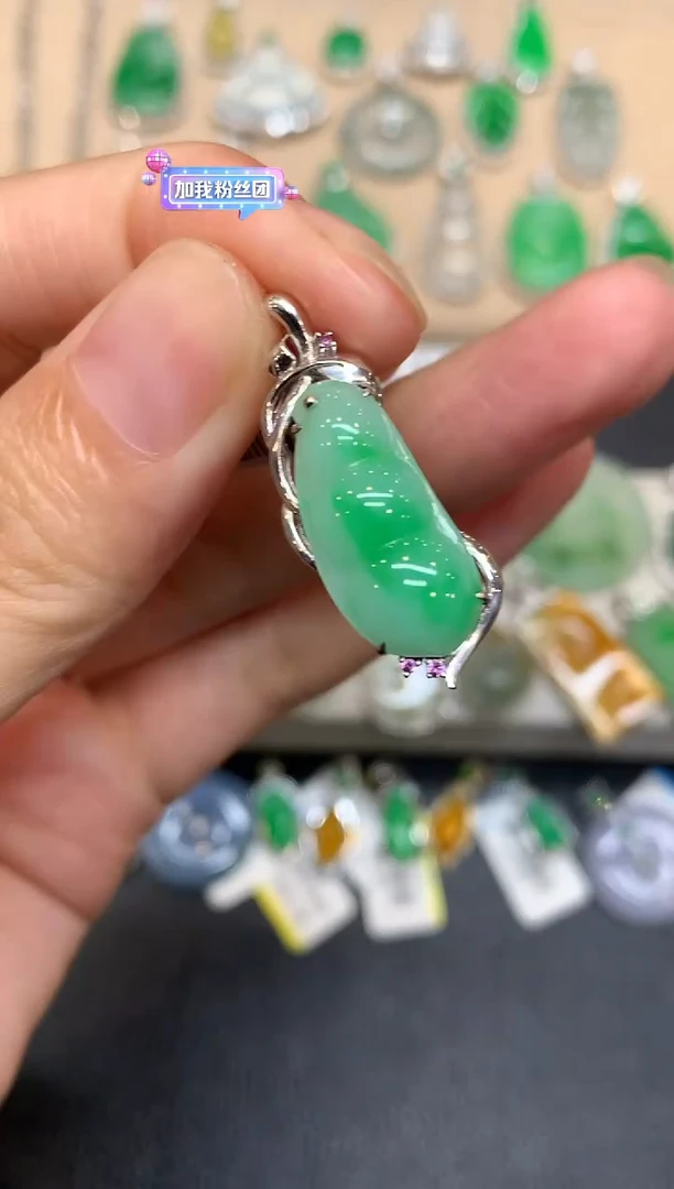 颈饰18K金镶嵌翡翠福豆【无服务费