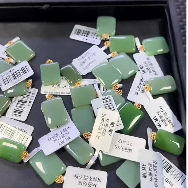 18k金镶和田玉无事牌吊坠（多样性发1件 不带链)1631