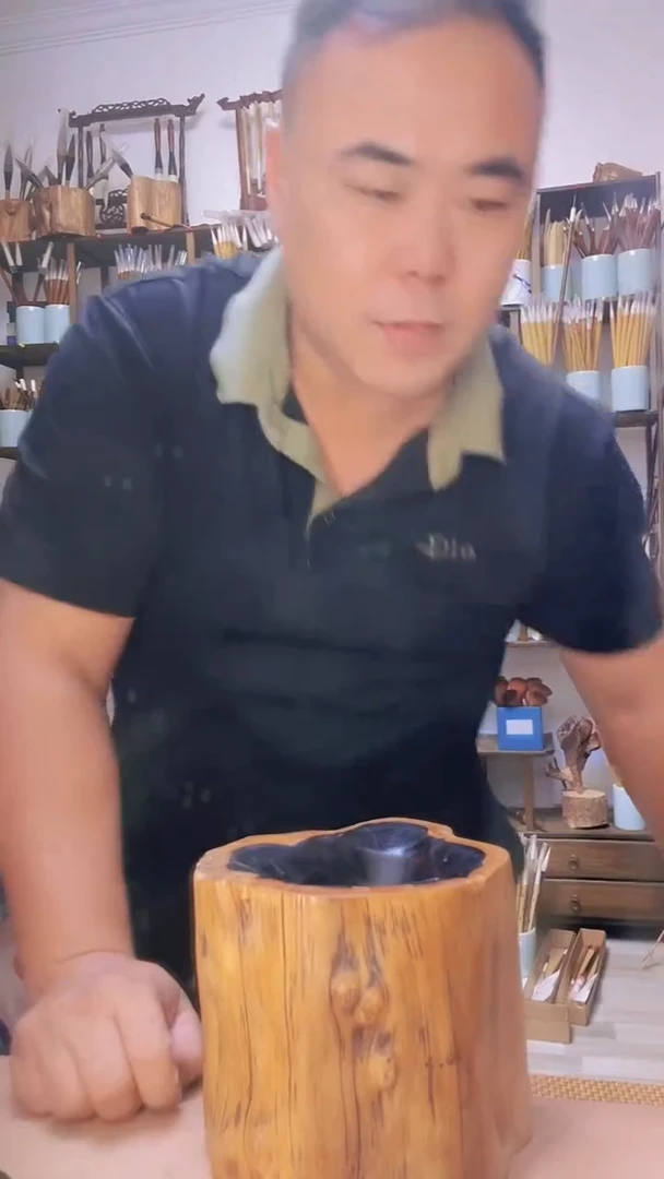 原木笔筒一个  形状随机