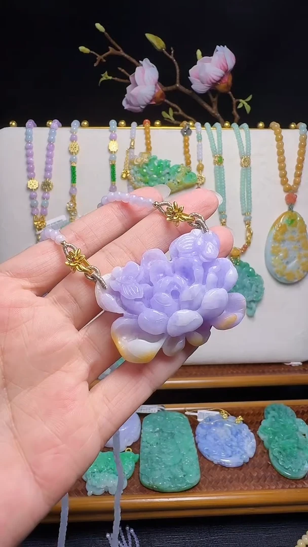 翡翠未镶嵌颈饰蝶恋花