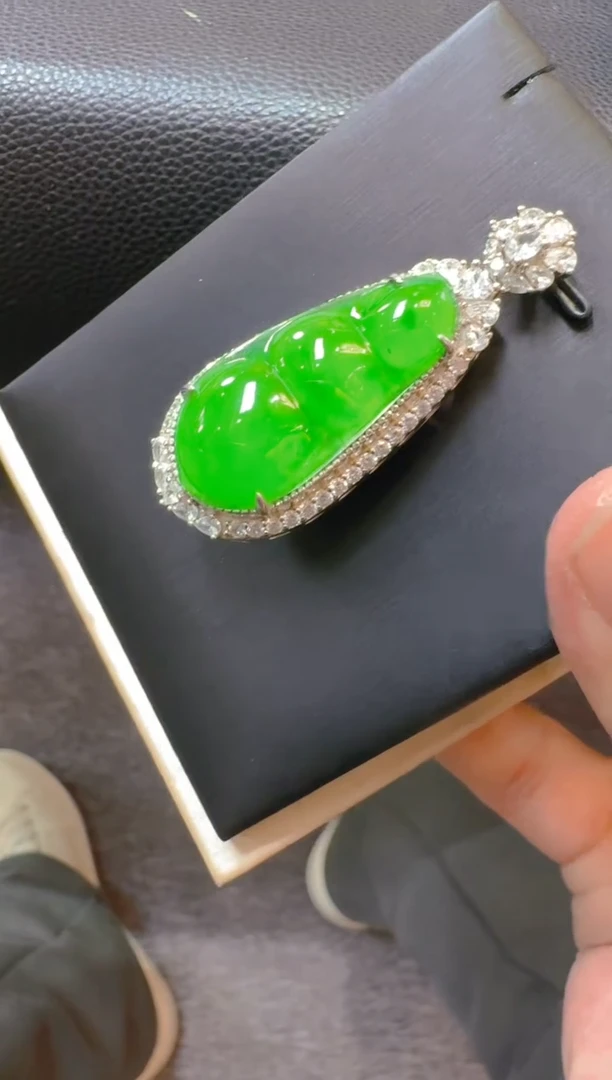 【闪购商品】翡翠吊坠(赠链)银S925镶嵌天然A货翡翠