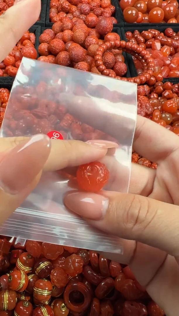 南红玛瑙未镶嵌颈饰1