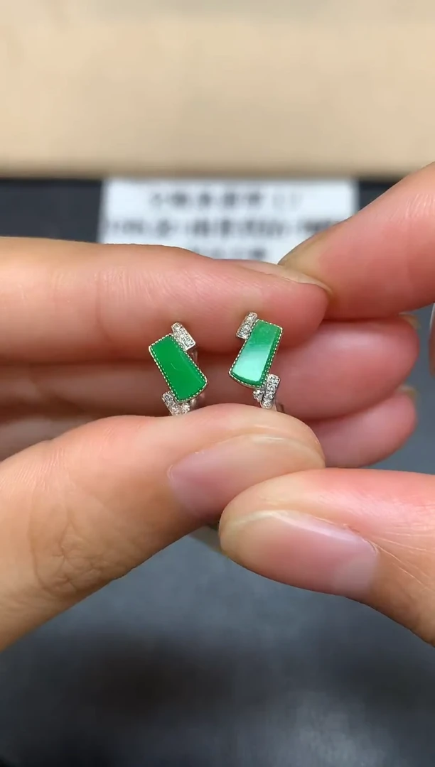 18K金镶嵌翡翠耳饰无事牌【无服务费