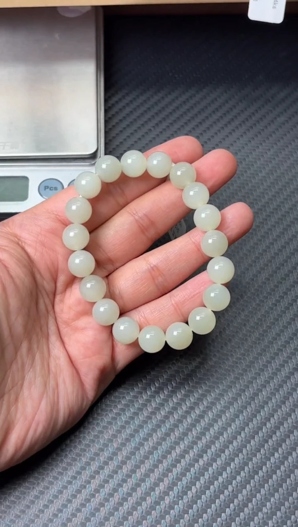 未镶嵌手串和田玉且末迪克兰一细微色差卡10M