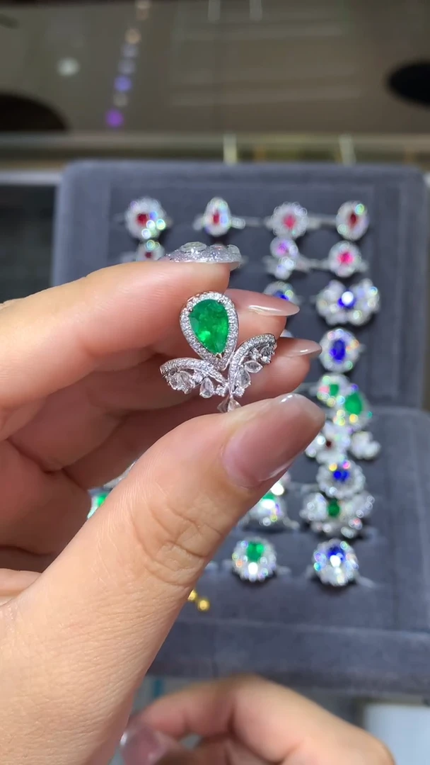18K金镶嵌戒指祖母绿1.01CT