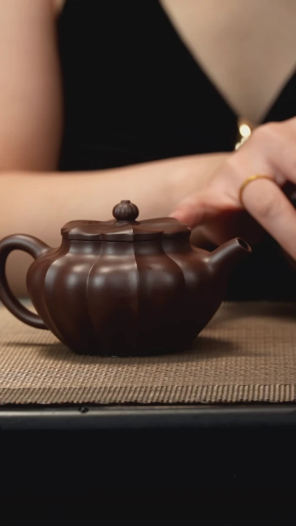 茶壶紫砂陈*生老紫泥鸣远菱花150cc