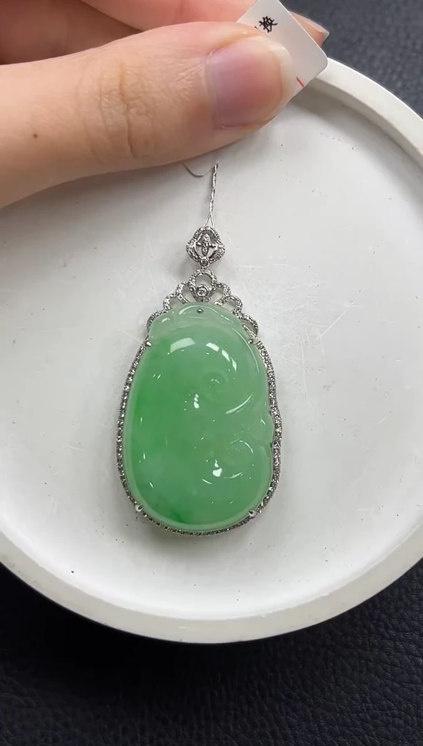 翡翠18K金镶嵌颈饰如意