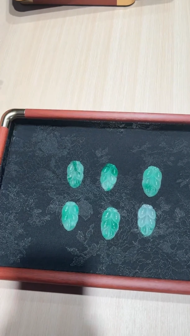 吊坠(不含链)未镶嵌石英质玉（非洲翠）叶子（多样性发货其一）