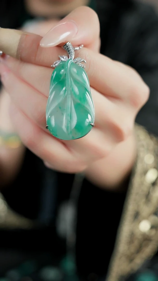 未镶嵌石英质玉（非洲翠）珠宝奇石芭蕉叶