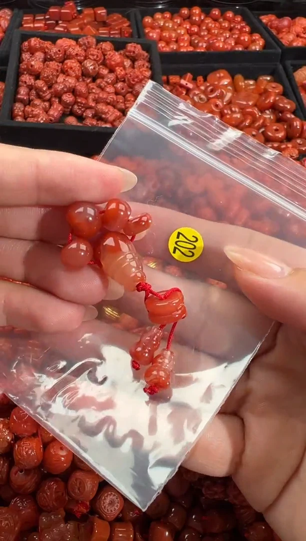 南红玛瑙未镶嵌颈饰1