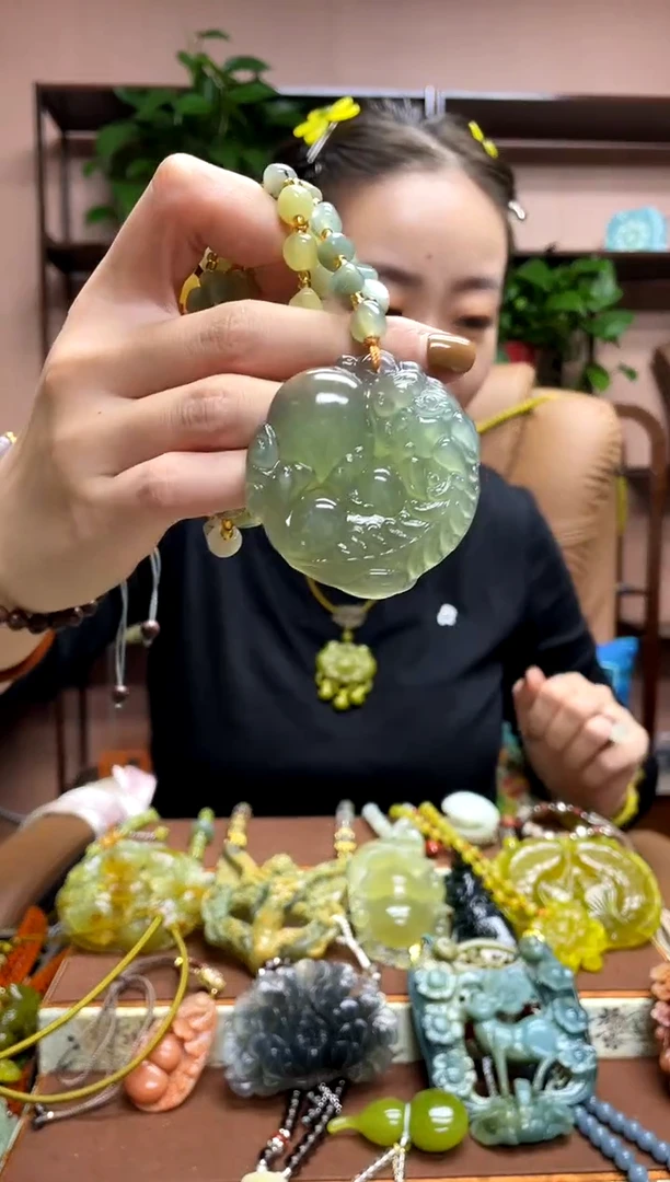 未镶嵌岫玉颈饰·4