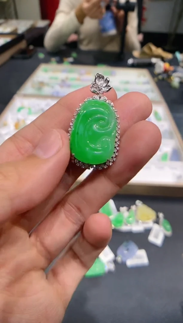 【闪购商品】翡翠吊坠(不含链)18K金镶嵌如意