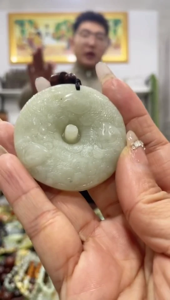 未镶嵌蛇纹石玉吊坠