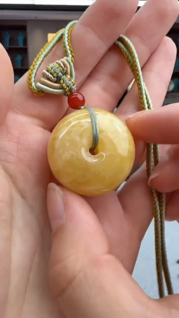 琥珀颈饰未镶嵌174秒拍号 假一罚三