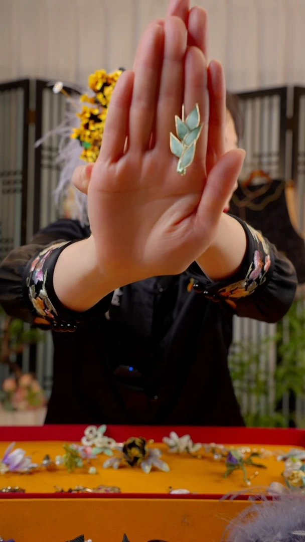 织绣小*非遗绒花苏绣饰品