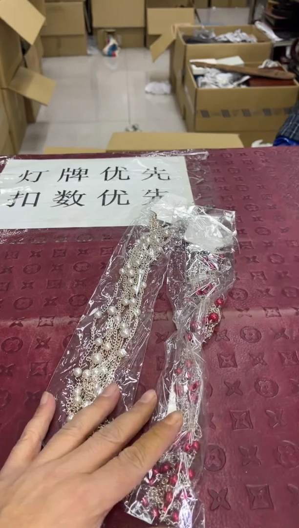 仿珍珠磁石倾****女默认微瑕，no退no换，介意勿拍