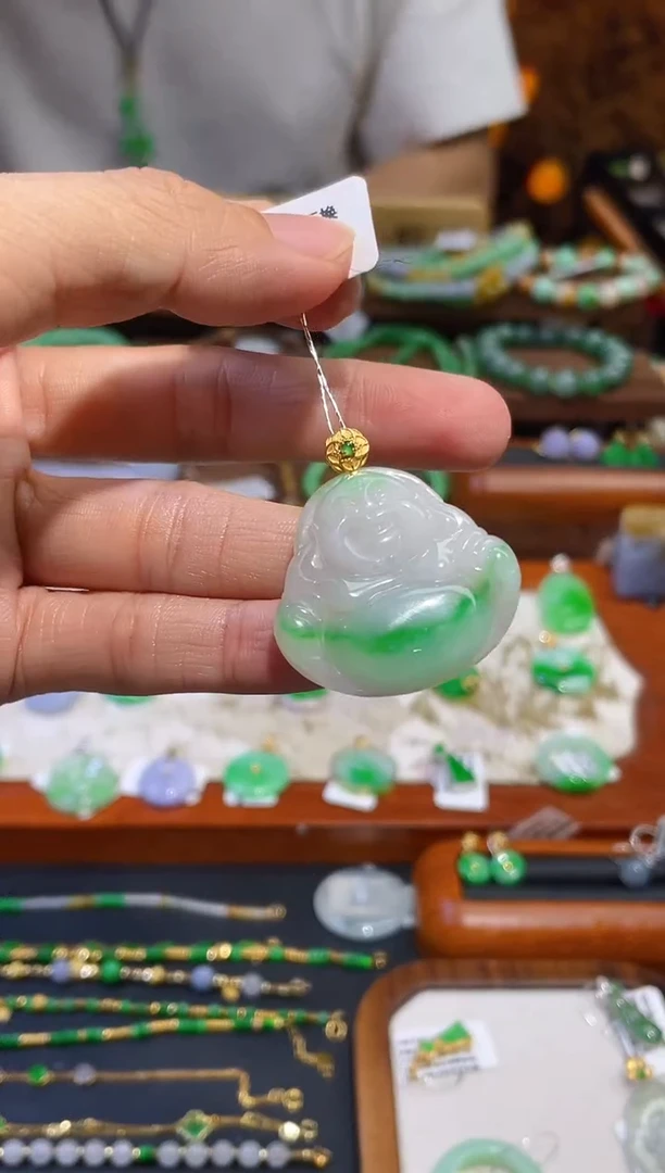 颈饰18K金镶嵌翡翠佛公