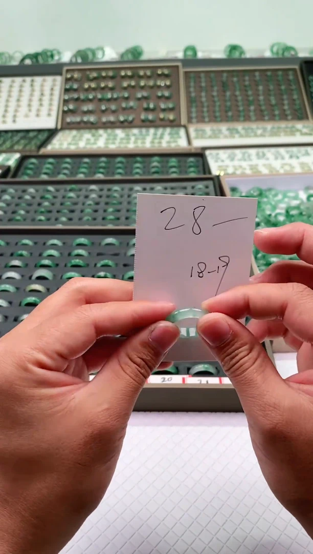 未镶嵌石英质玉（非洲翠）戒圈微瑕戒圈18